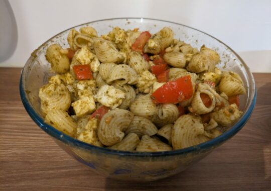 Salade de pâtes au pesto, tomates cerises et mozzarella