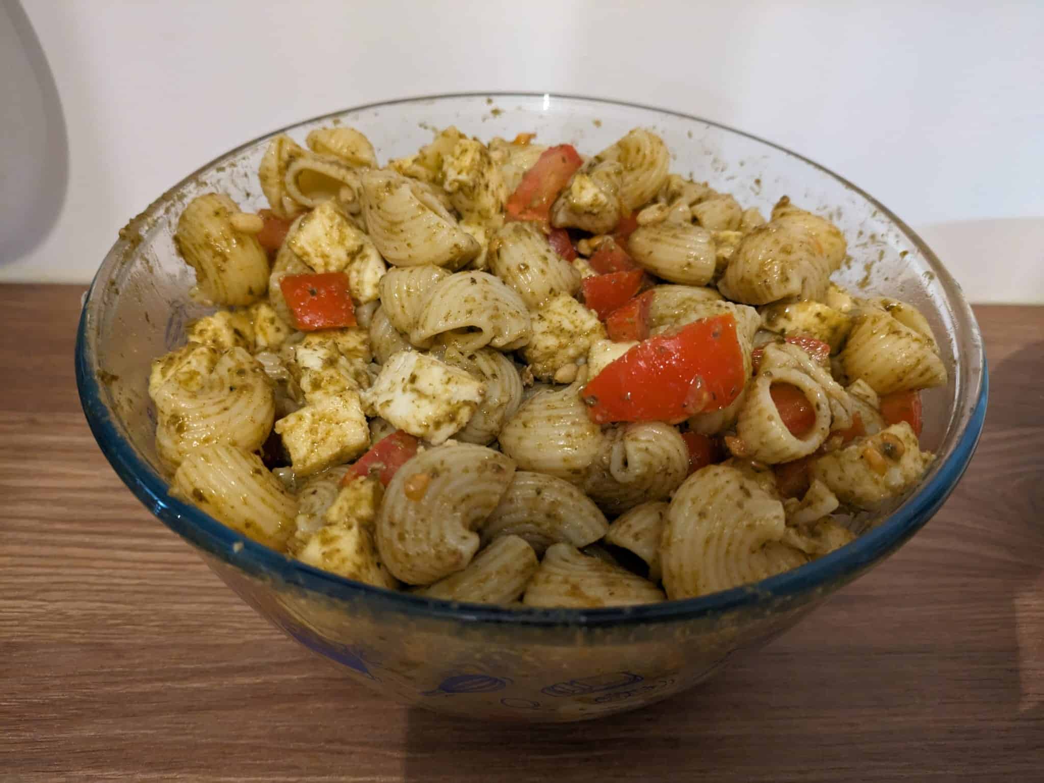 Salade de pâtes au pesto, tomates cerises et mozzarella